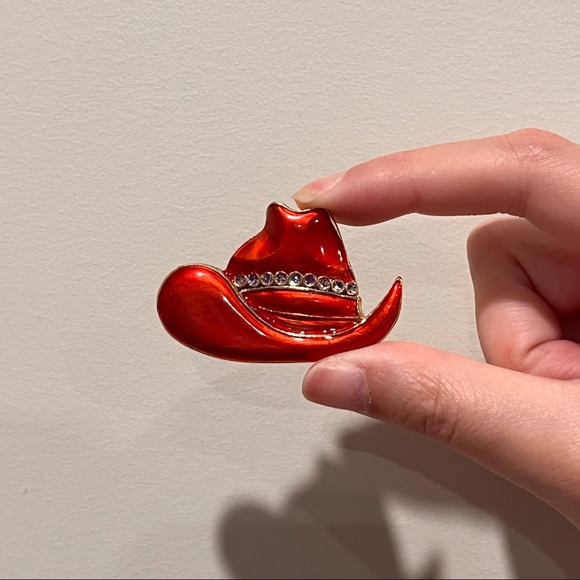 TWO RED AND GOLD HAT SHAPED PIN/BROOCH - Picture 3 of 8